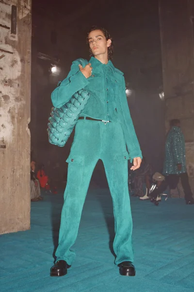 Look 60